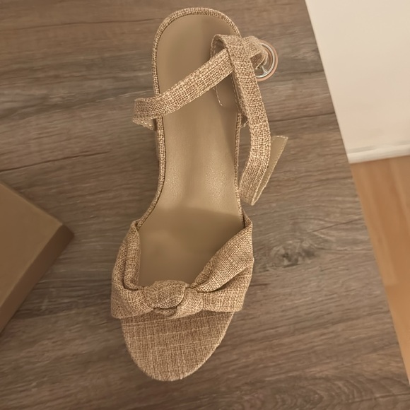 Platform woven sandals size 6 - Picture 2 of 3